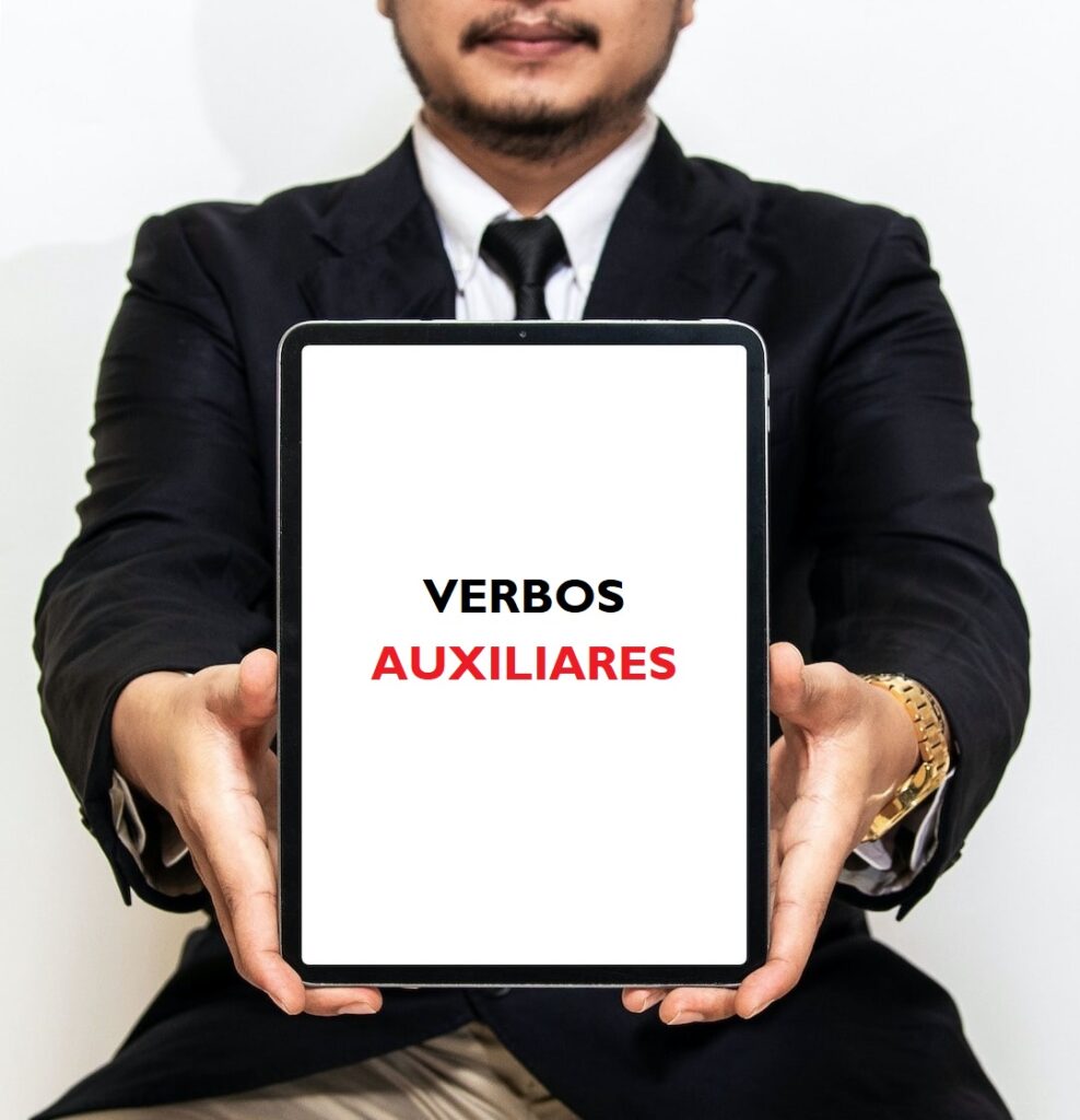 O verbo auxiliar está presente na locução verbal.